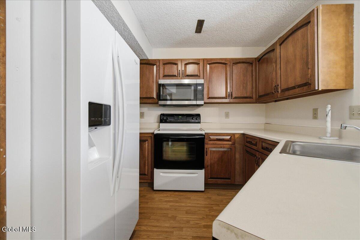 5 Minuteman Court Halfmoon NY 12065