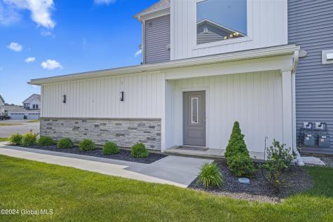17 Wardley Circle Cohoes NY 12047