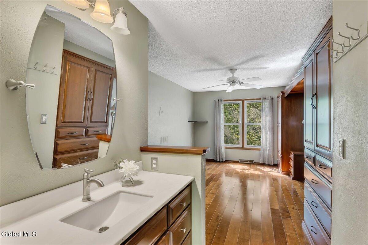 3 Generals Way Halfmoon NY 12065