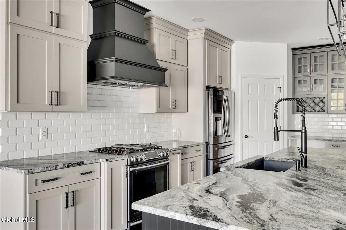 22 Stacey Way Troy NY 12180