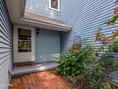 21 Standish Drive Glenmont NY 12077