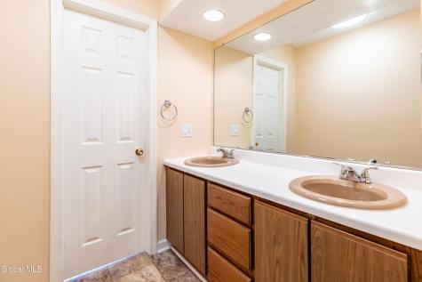 21 Standish Drive Glenmont NY 12077