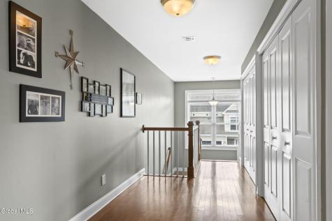 214 Lois Lane Schenectady NY 12304