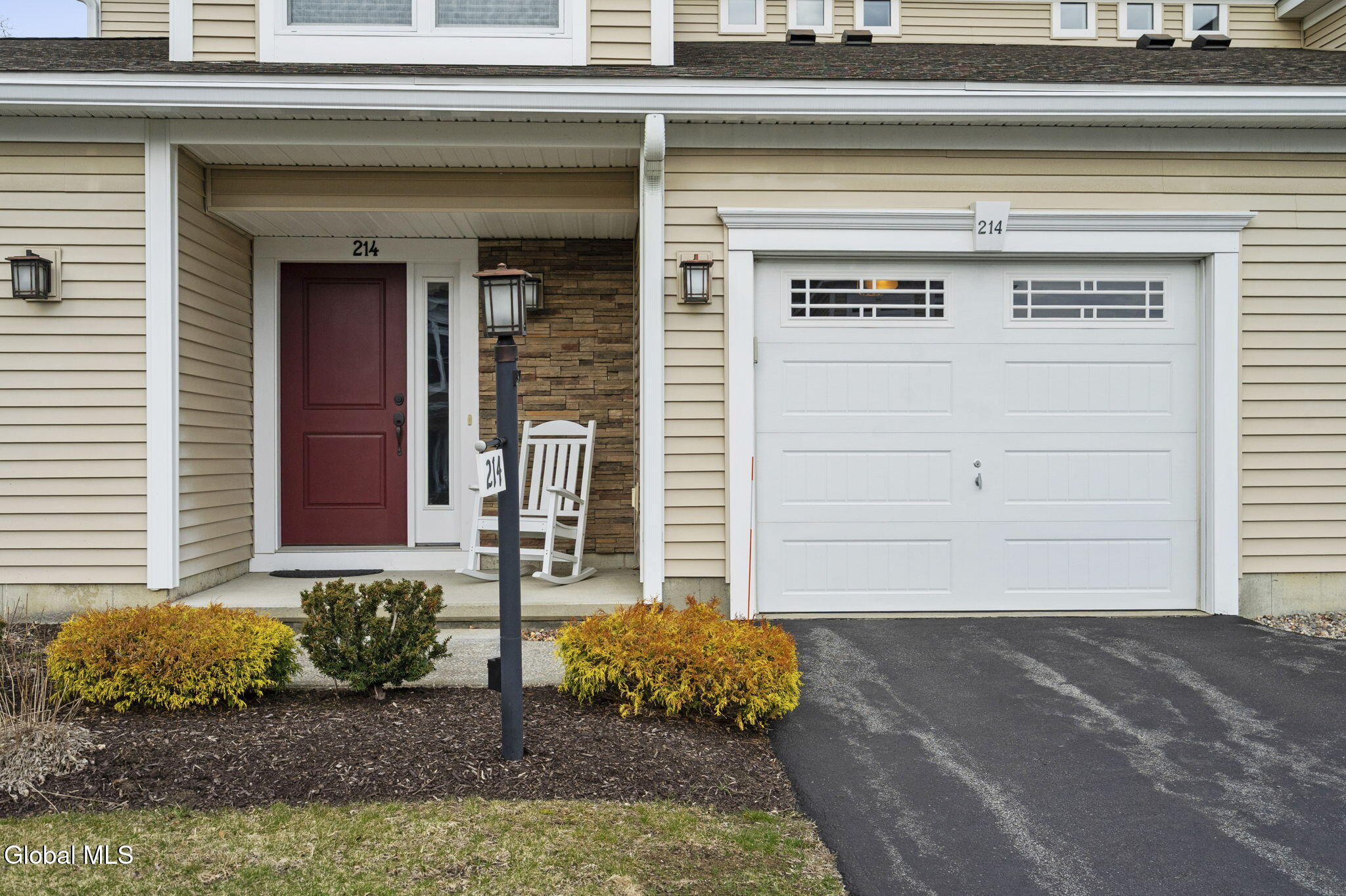 214 Lois Lane Schenectady NY 12304