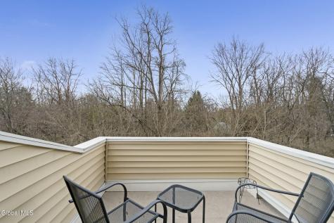 214 Lois Lane Schenectady NY 12304