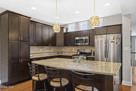 214 Lois Lane Schenectady NY 12304