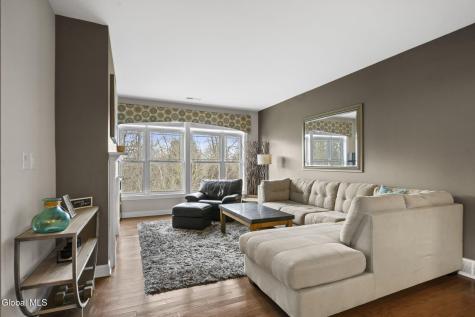 214 Lois Lane Schenectady NY 12304