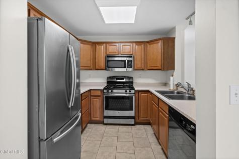 40 Cobblestone Court Schenectady NY 12306