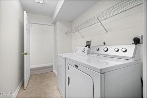 40 Cobblestone Court Schenectady NY 12306