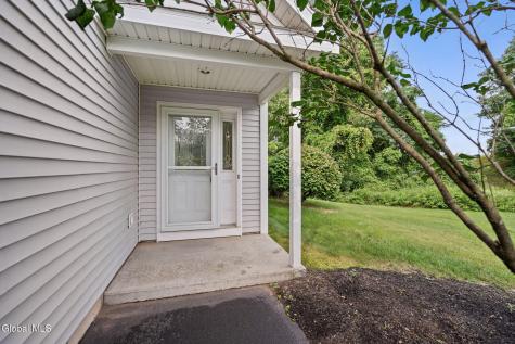 40 Cobblestone Court Schenectady NY 12306