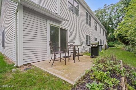 40 Cobblestone Court Schenectady NY 12306