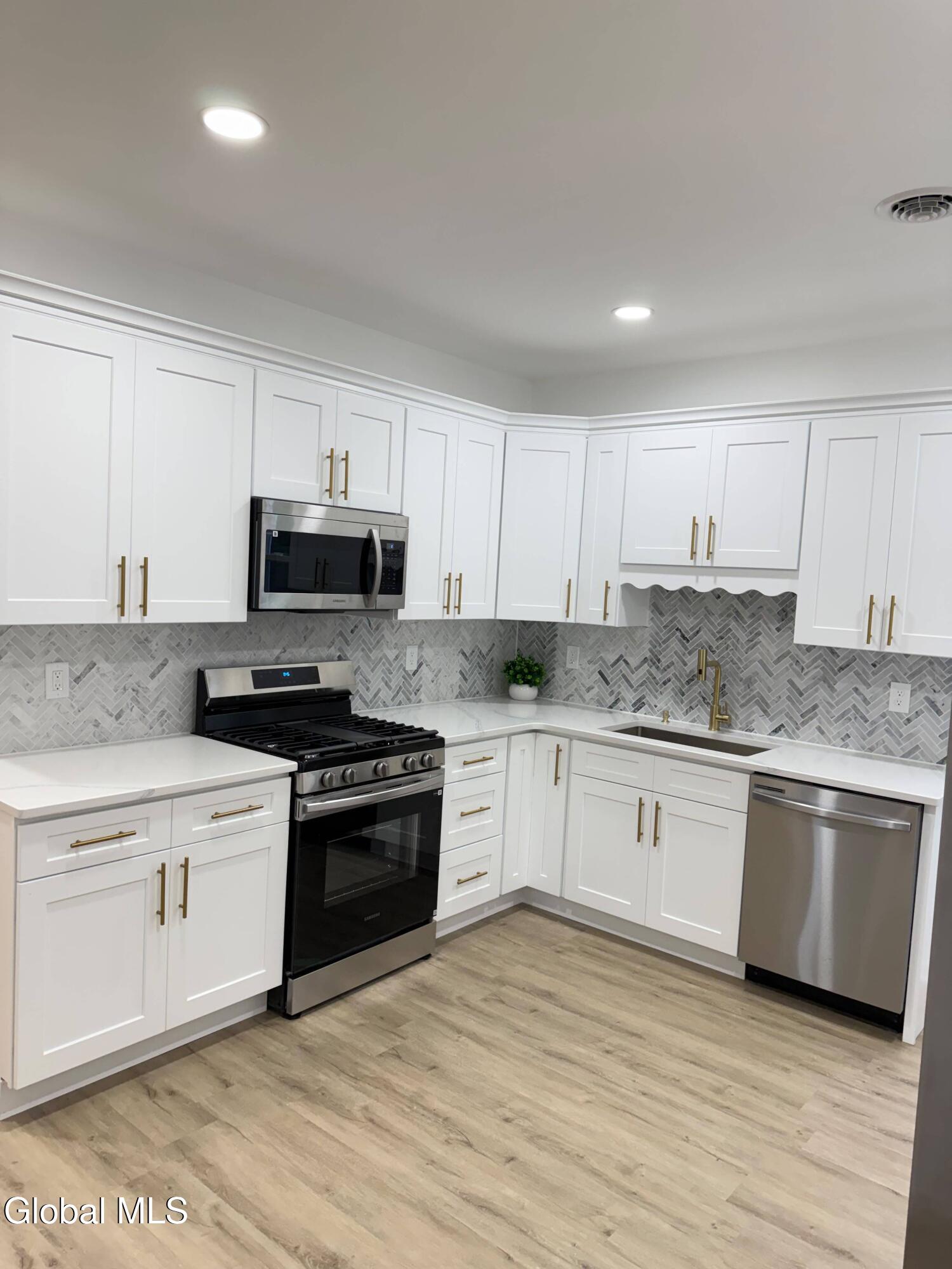 12 Lomasney Avenue Schenectady NY 12308