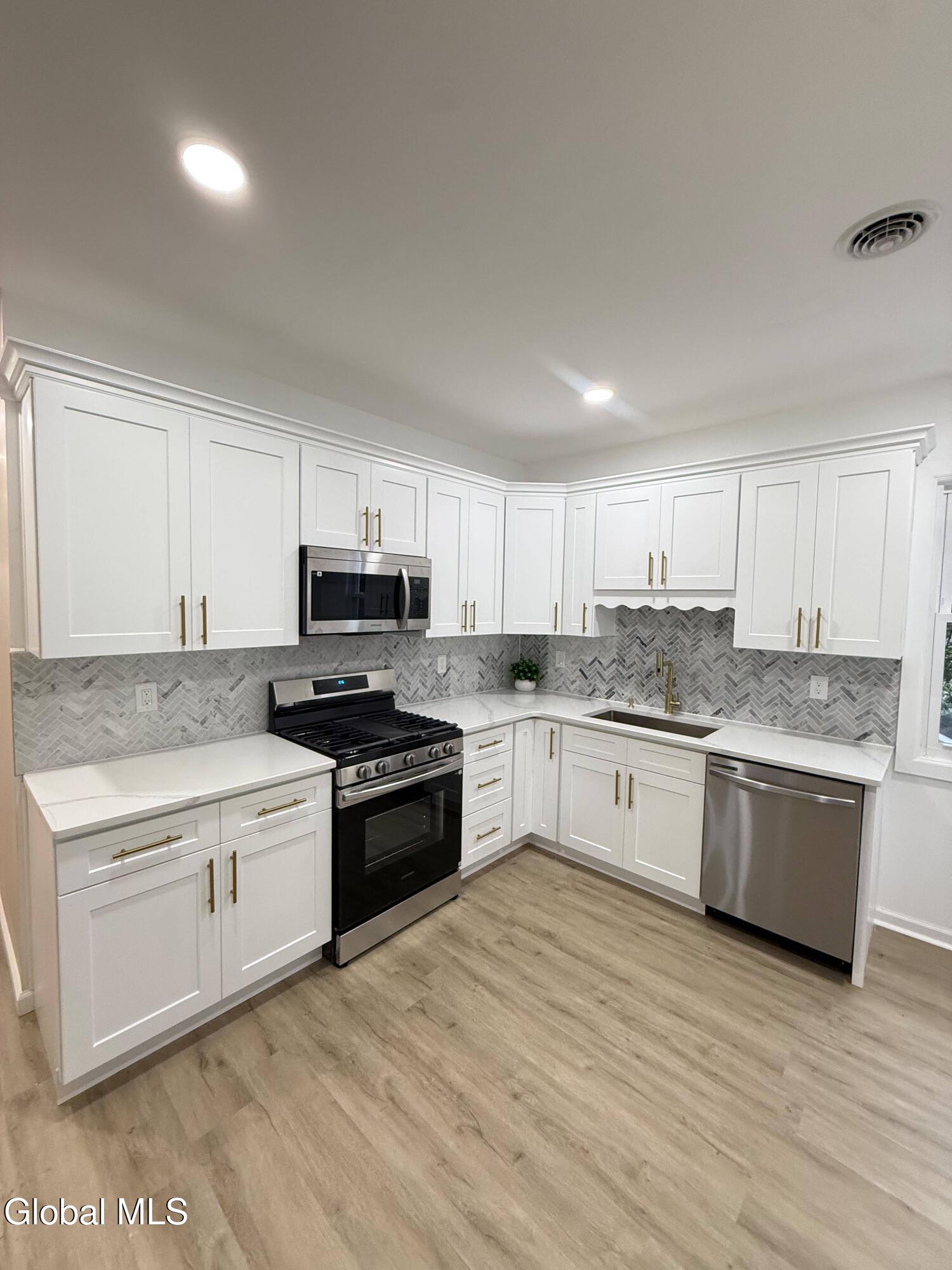 12 Lomasney Avenue Schenectady NY 12308