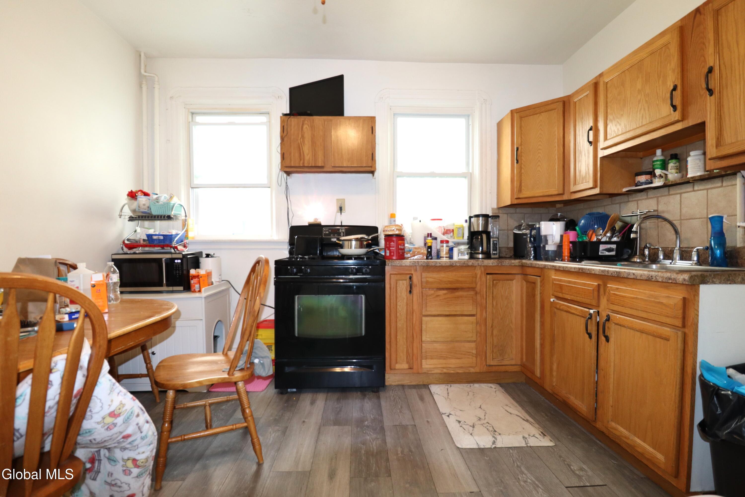 242 Park Place Schenectady NY 12305