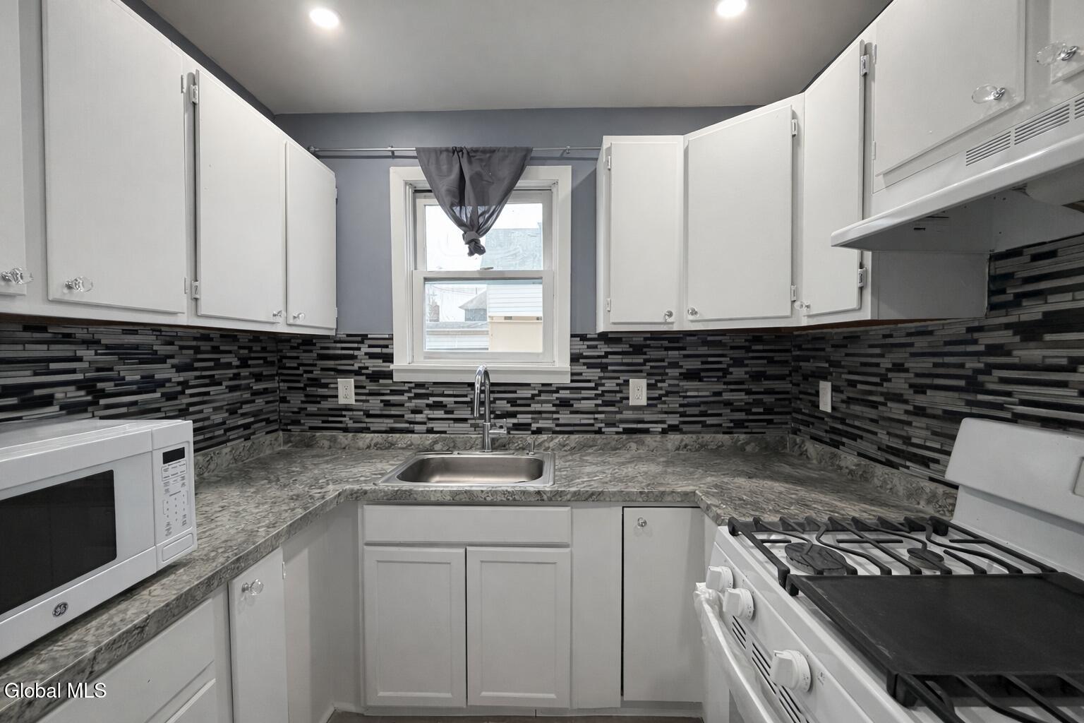 17 Landon Terrace Schenectady NY 12308