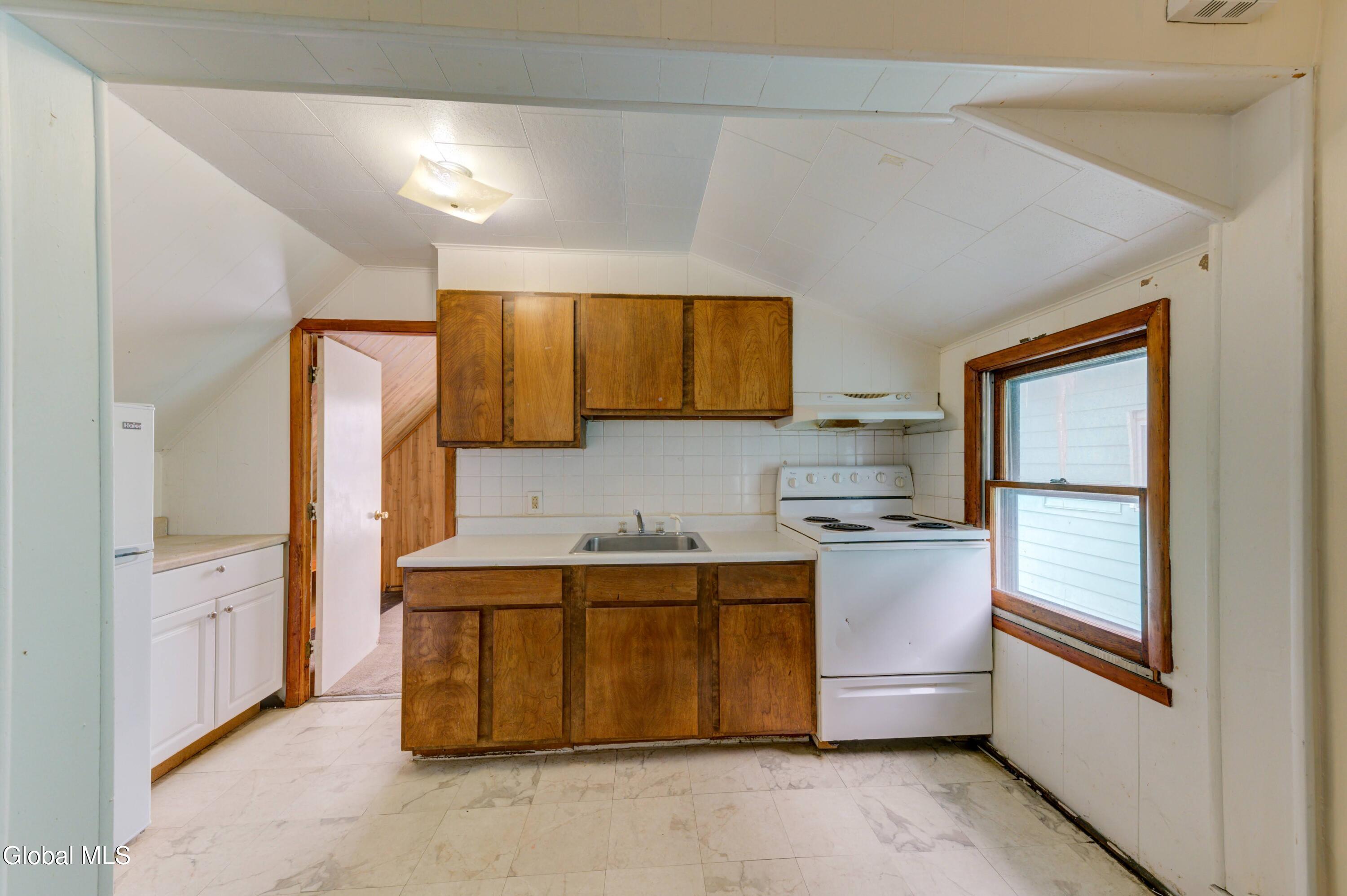 609 Mcclellan Street Schenectady NY 12304