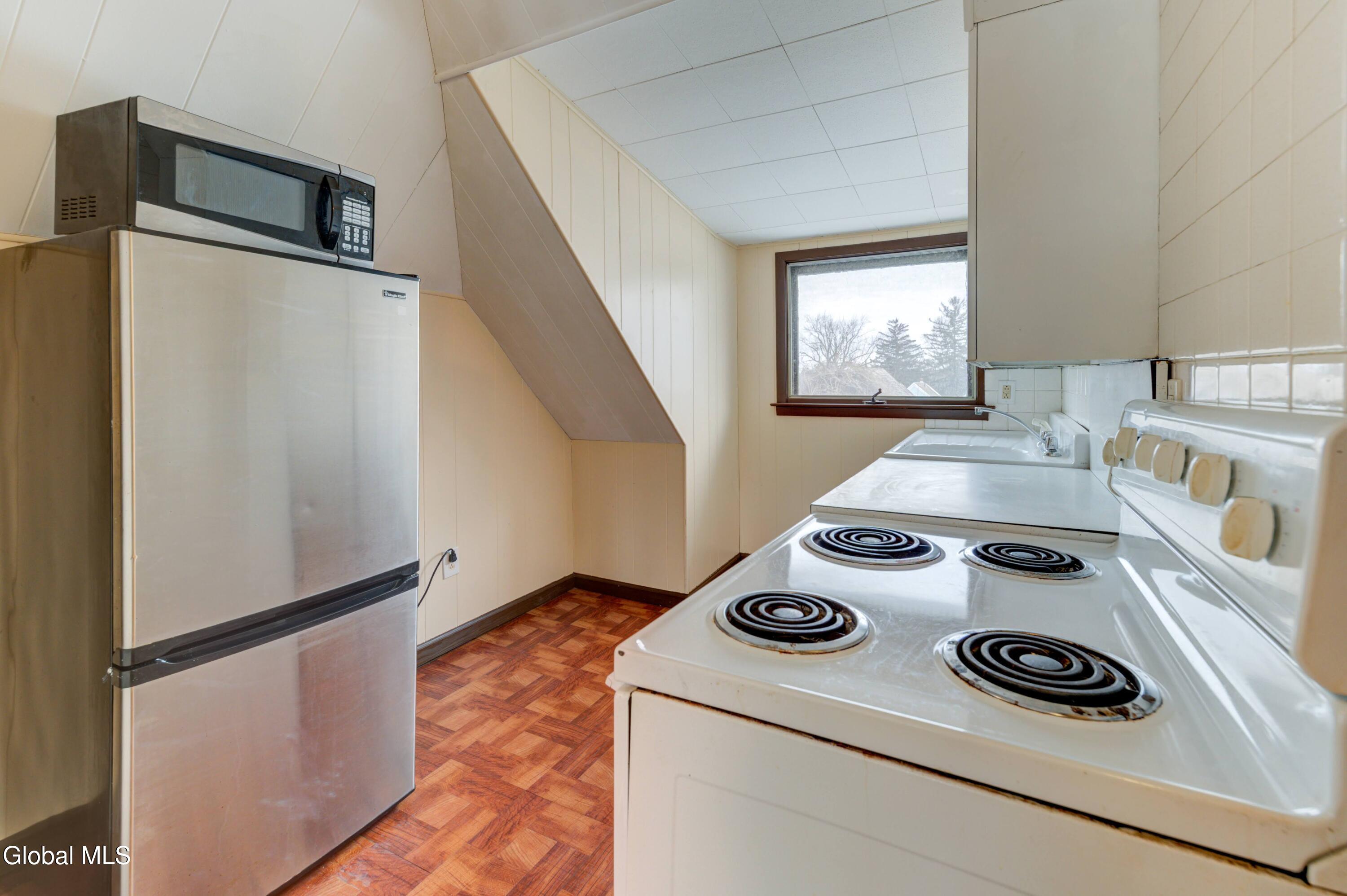 609 Mcclellan Street Schenectady NY 12304