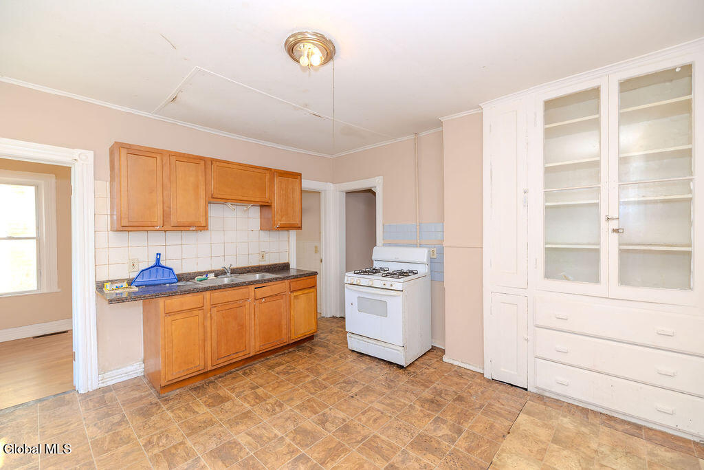 49 Mcclellan Street Schenectady NY 12304