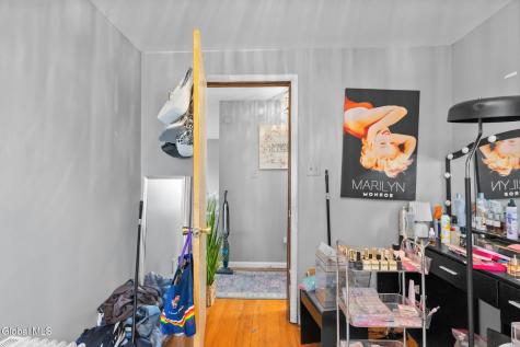 8 Mccleary Avenue Amsterdam NY 12010