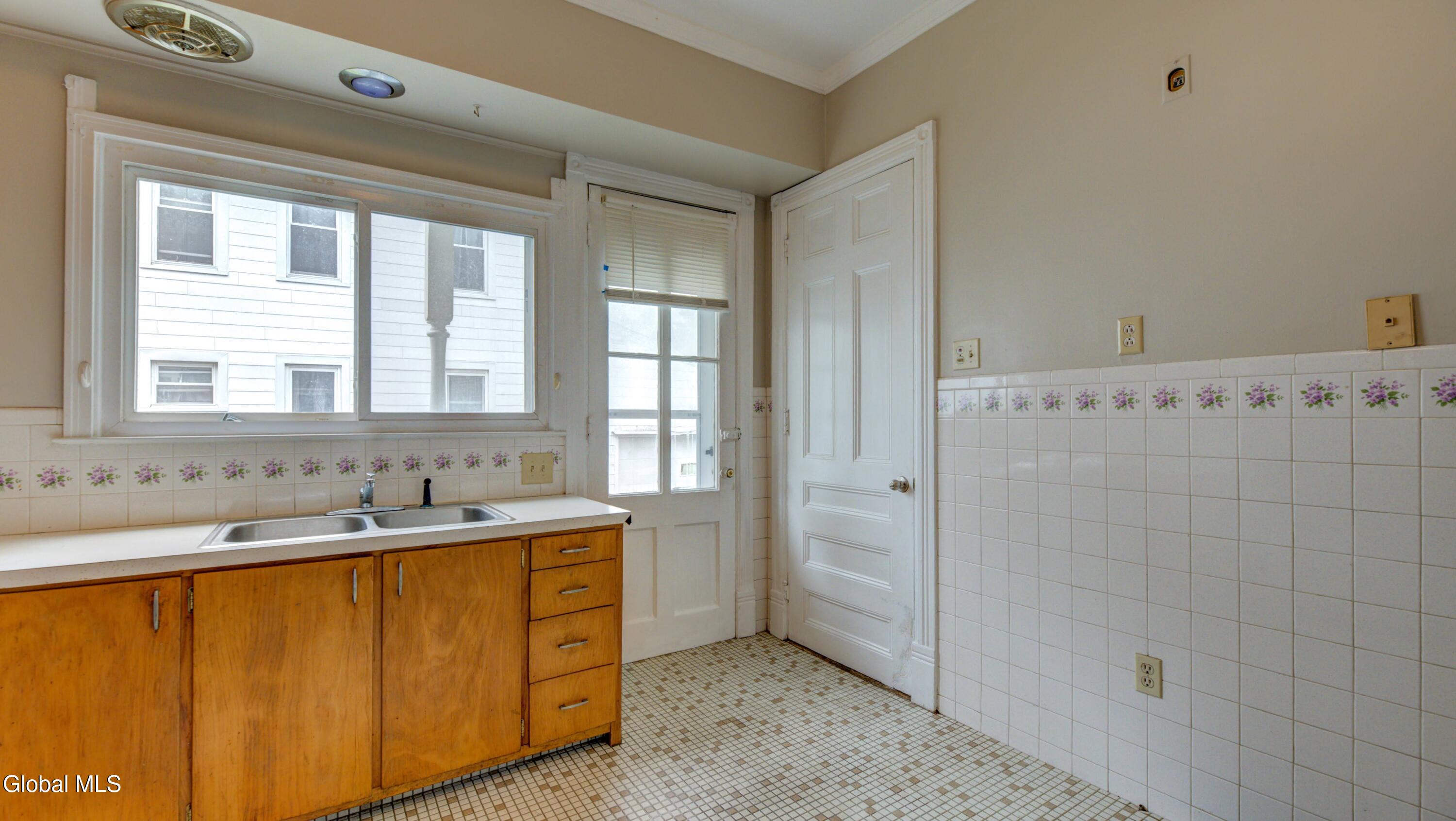 17 2nd Avenue Gloversville NY 12078