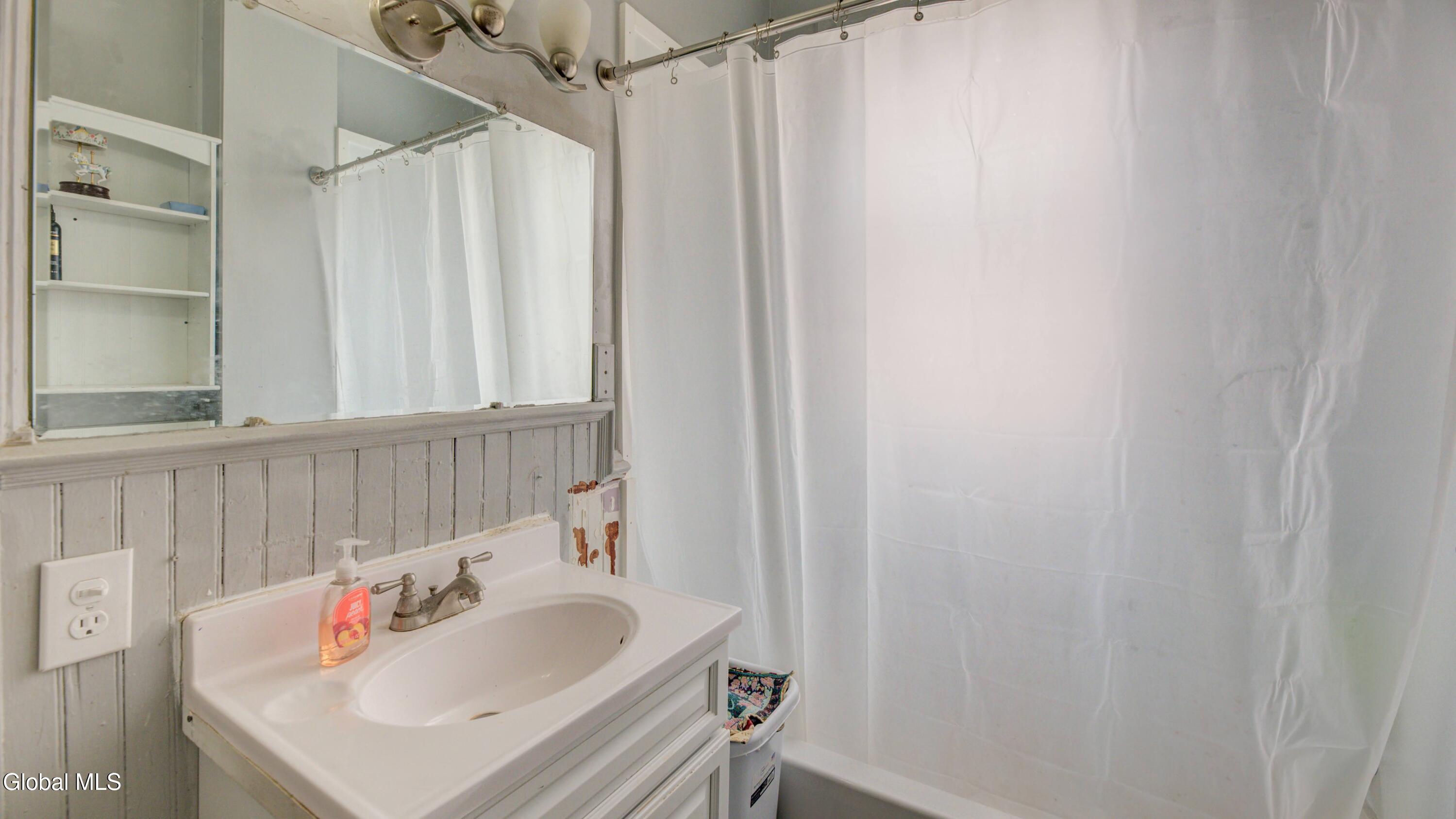 17 2nd Avenue Gloversville NY 12078