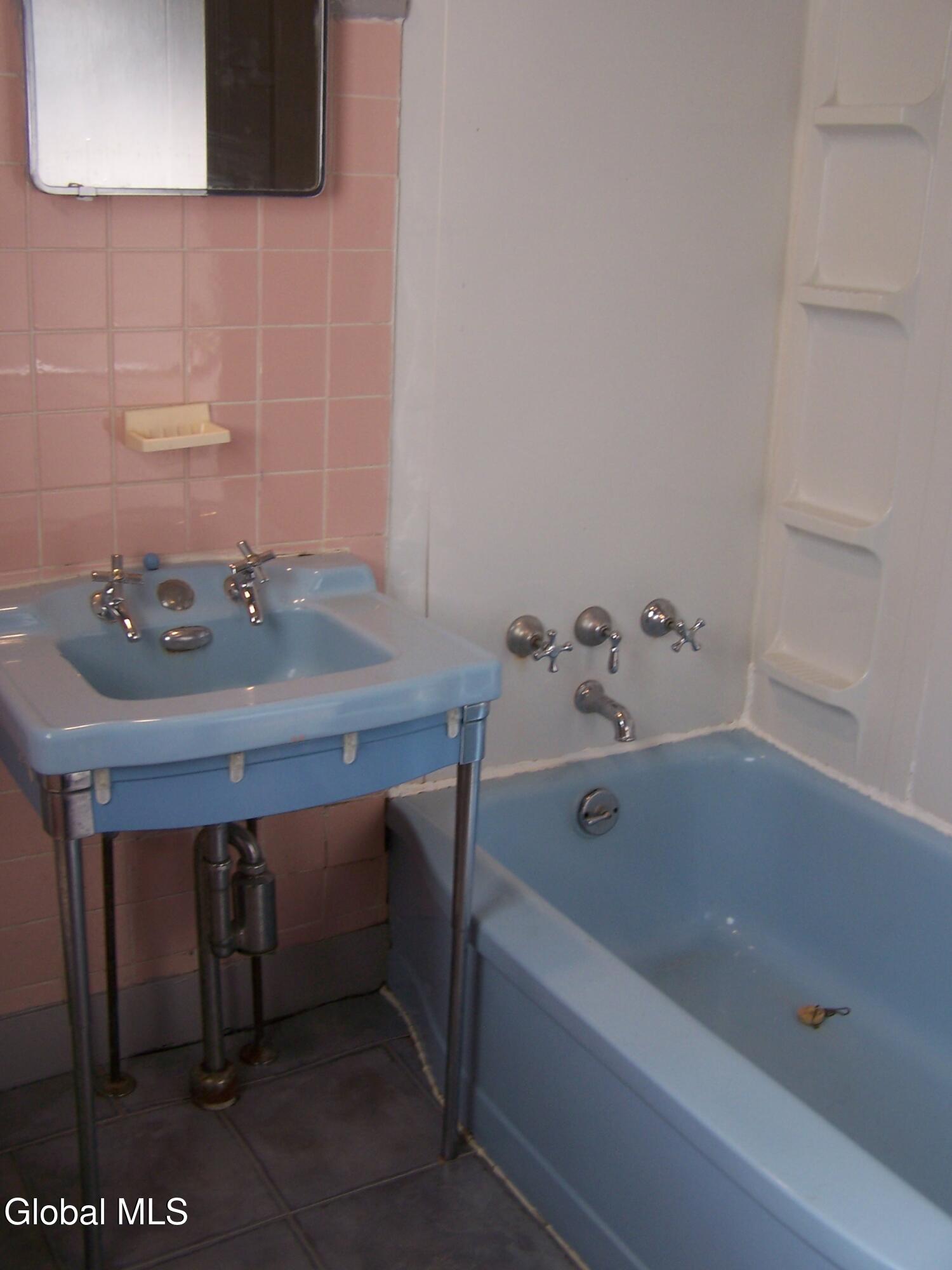 142 2nd Avenue Gloversville NY 12078