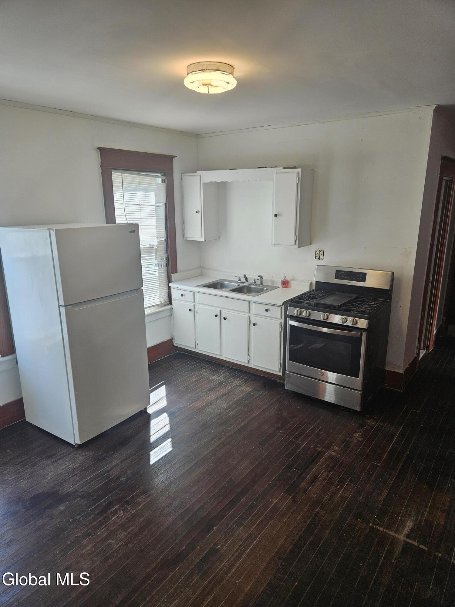 8 Lomasney Avenue Schenectady NY 12308