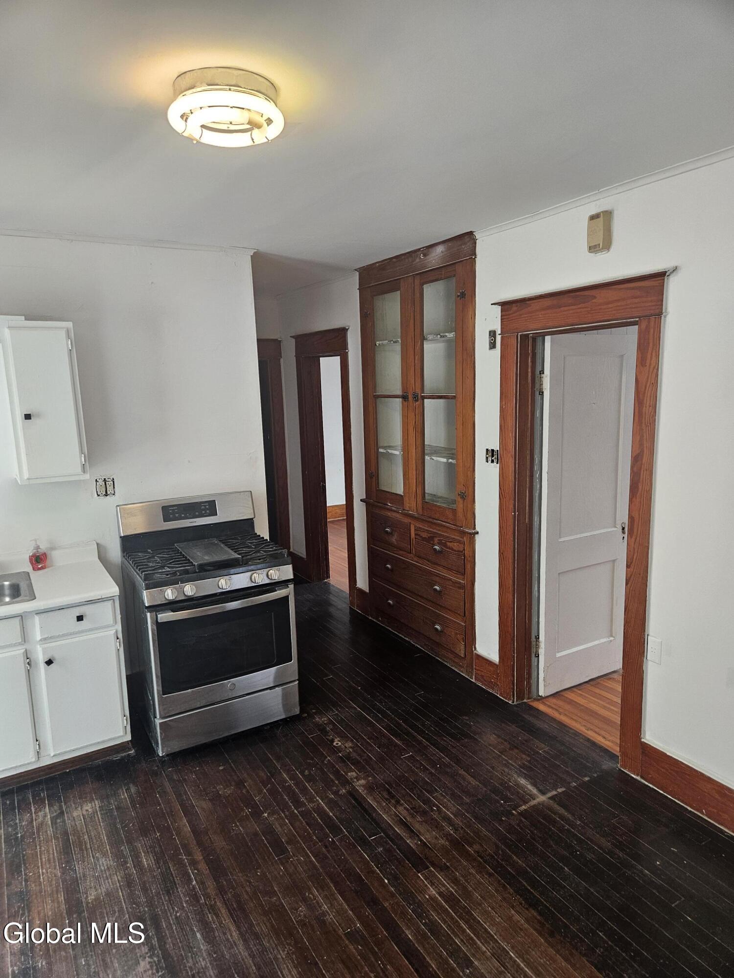 8 Lomasney Avenue Schenectady NY 12308