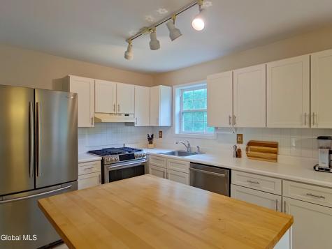 6 Aberdeen Way Gansevoort NY 12831
