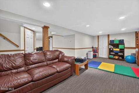 8 Helen Court Glenville NY 12302