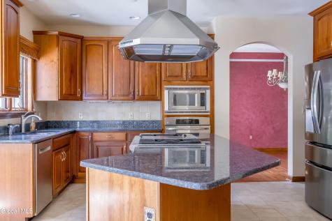 13 Devonshire Way Halfmoon NY 12065
