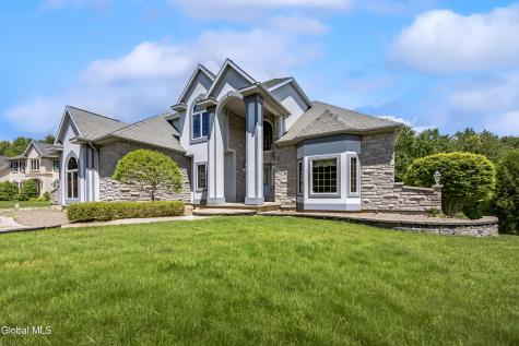 13 Devonshire Way Halfmoon NY 12065