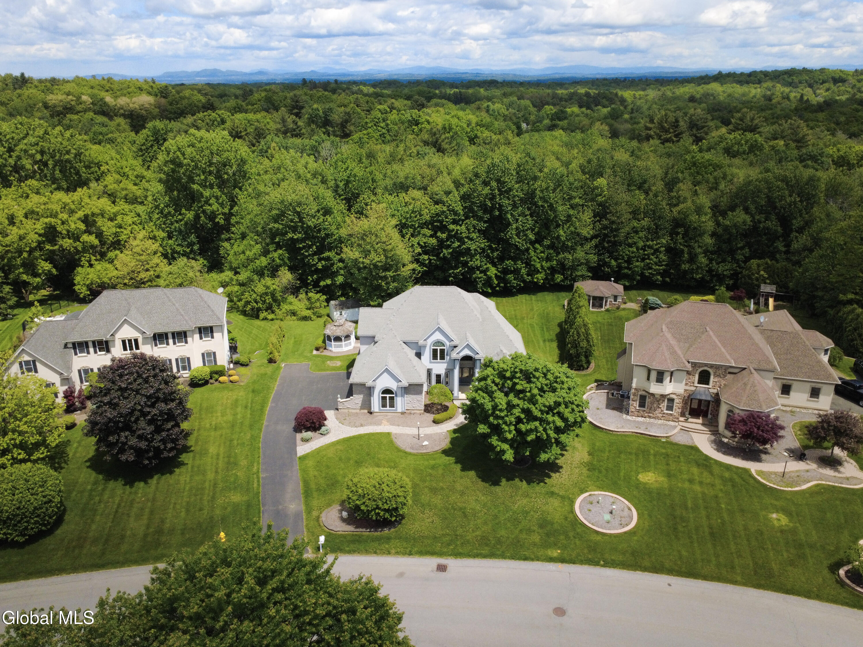 13 Devonshire Way Halfmoon NY 12065