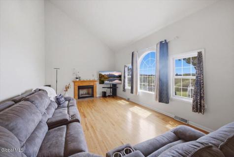 5 Edinburgh Drive East Schodack NY 12063