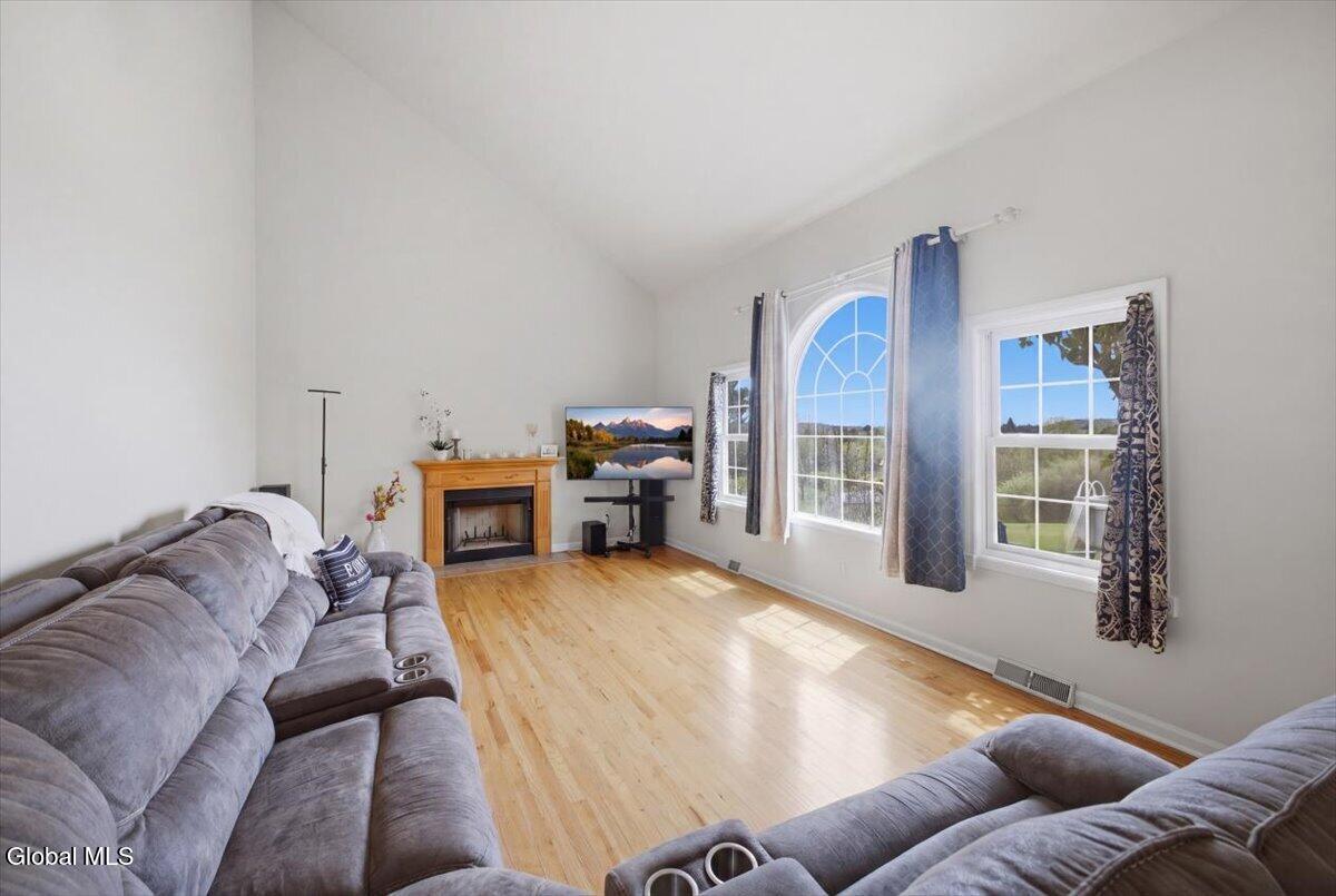 5 Edinburgh Drive East Schodack NY 12063