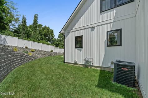 1 Londonderry Way Colonie NY 12309