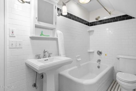 1457 Baker Avenue Niskayuna NY 12309