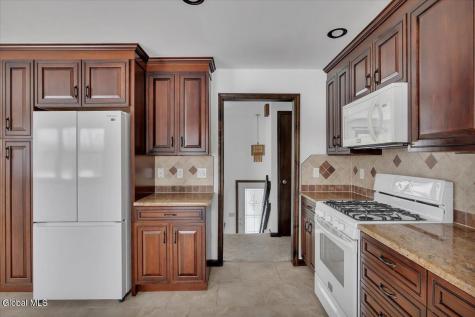 31 Tanners Lane Rensselaer NY 12144