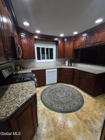 242 Pinewood Drive Schenectady NY 12303