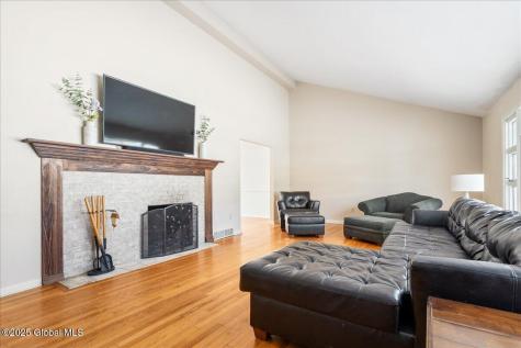 2504 Mcgovern Drive Niskayuna NY 12309