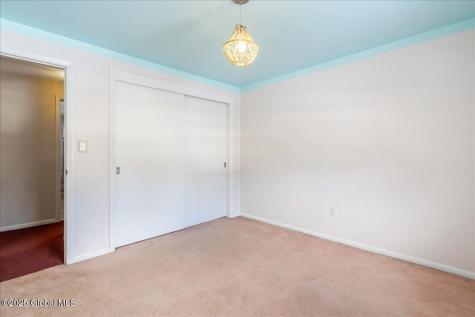 2504 Mcgovern Drive Niskayuna NY 12309