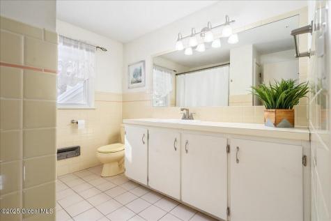 2504 Mcgovern Drive Niskayuna NY 12309