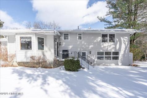 2504 Mcgovern Drive Niskayuna NY 12309