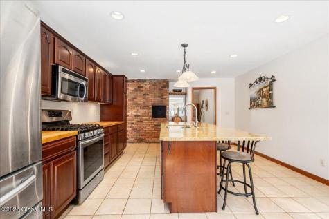 2504 Mcgovern Drive Niskayuna NY 12309