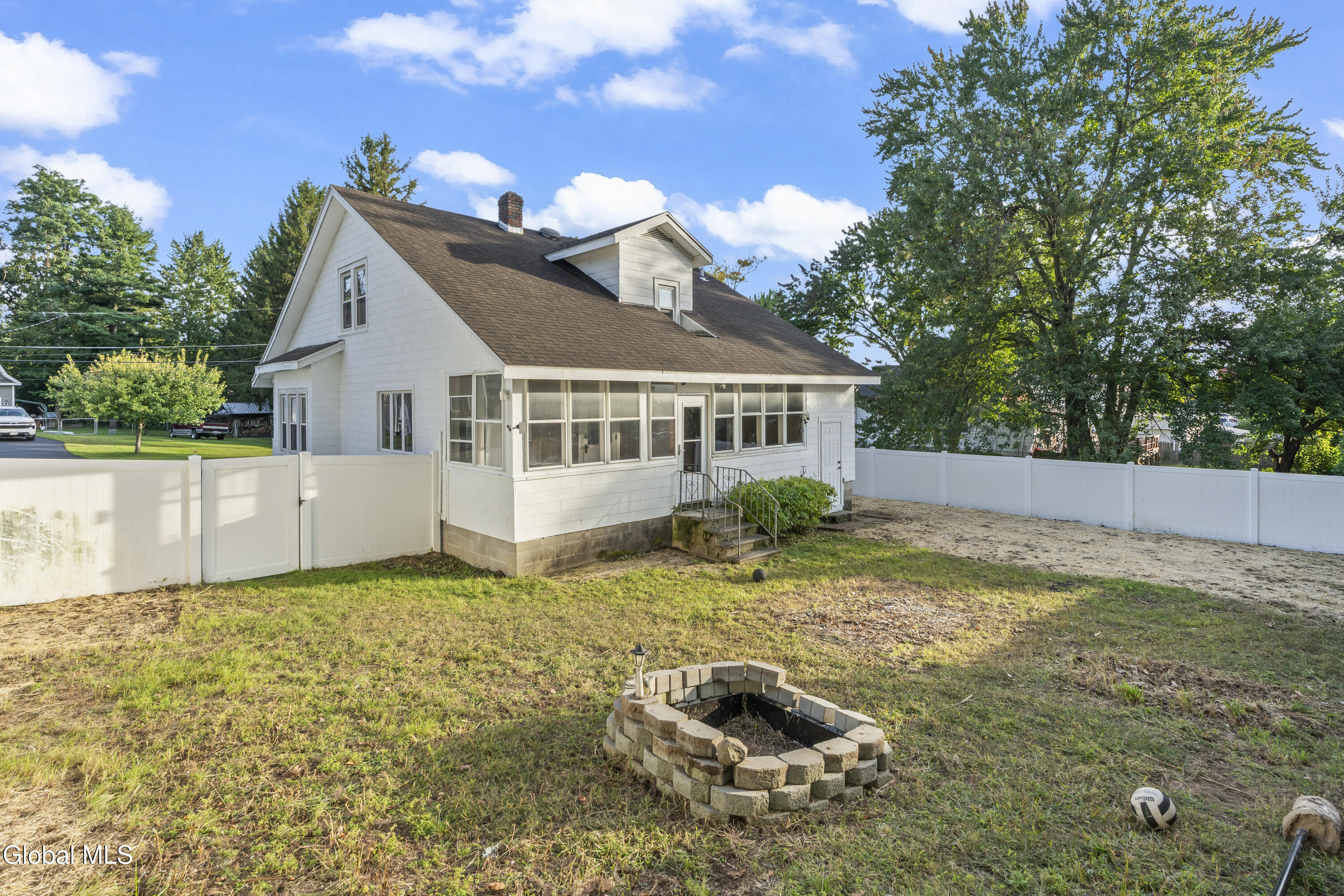 12 Poplar Street Colonie NY 12205