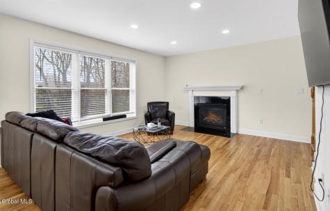 6 Chelsea Court Schaghticoke NY 12182