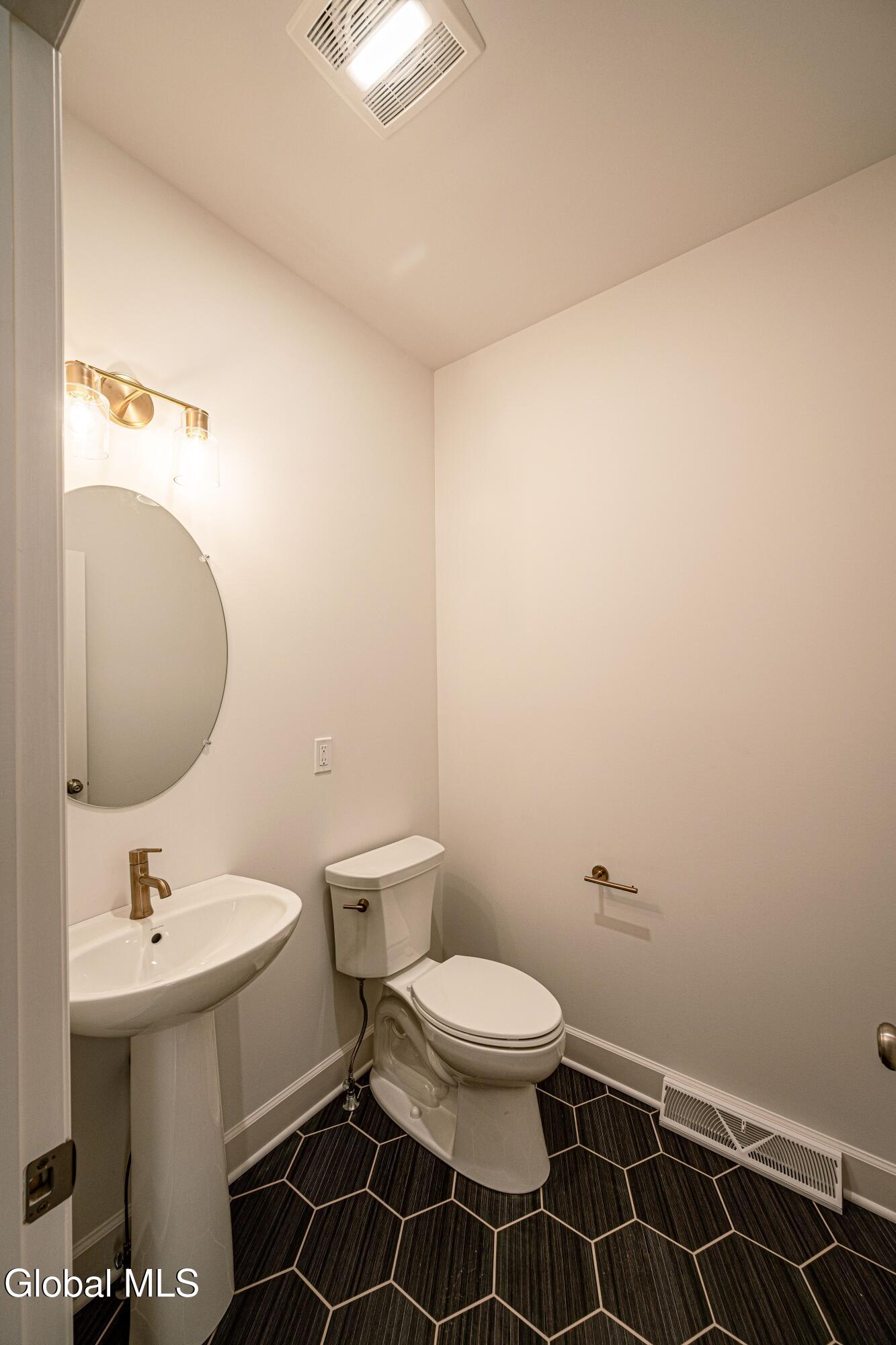 32 Heritage Way Selkirk NY 12158