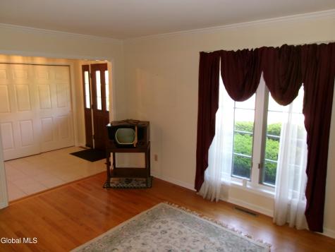 15 Pinecrest Drive Schenectady NY 12309