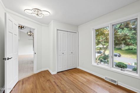 34 Oaktree Lane Niskayuna NY 12309