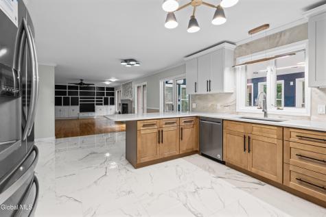 34 Oaktree Lane Niskayuna NY 12309